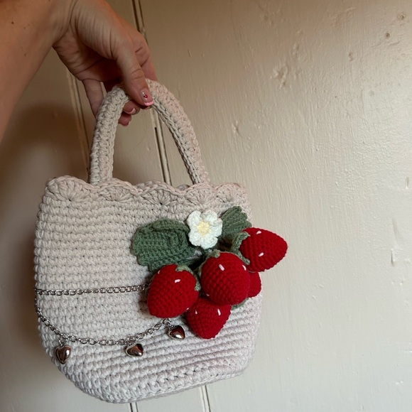✨ Handcrafted Cream Crochet Bag with Red Accents - Picture 2 of 5
